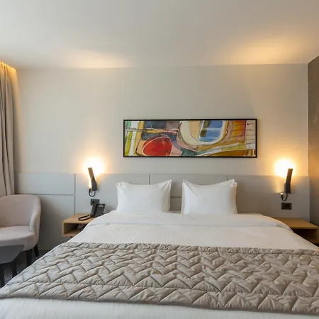Mona Plaza Hotel 4*