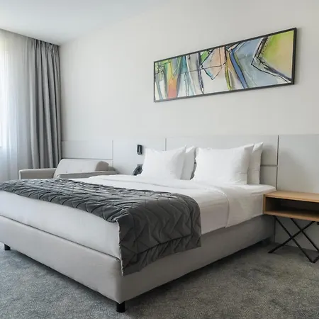 מלון Mona Plaza 4*