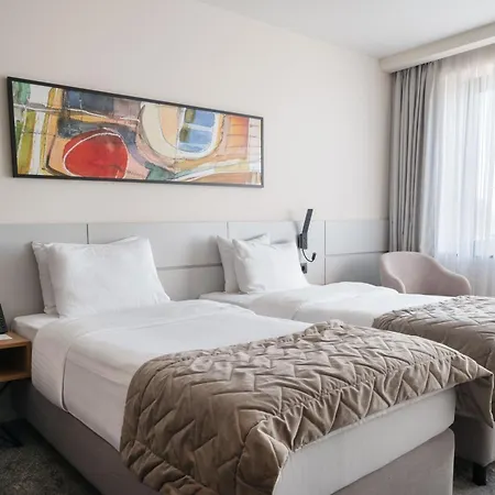 Mona Plaza מלון 4*